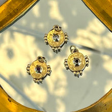 Pendentif Rond Doré & Pierre Fine – Éclat & Élégance