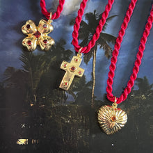 Pendentif croix de cœurs doré signé Princesses d’argent