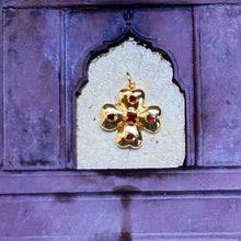 Pendentif croix de cœurs doré signé Princesses d’argent
