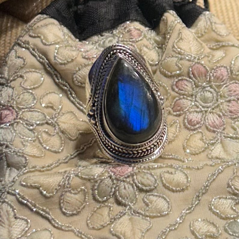 Bague artisanale d’exception avec labradorite