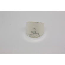 Bague sobre et intemporelle