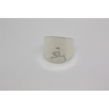 Bague sobre et intemporelle