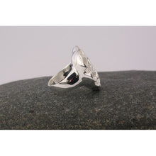 Bague sculptée en argent massif