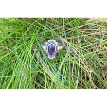 Bague fine pierre en argent goutte travaillée