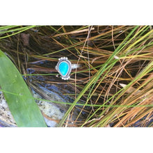 Bague fine pierre en argent goutte travaillée