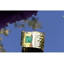 bague large dorée martelée en laiton avec pierre