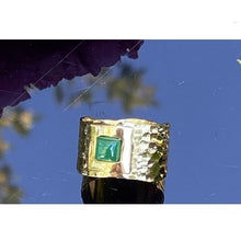 bague large dorée martelée en laiton avec pierre