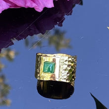 bague large dorée martelée en laiton avec pierre