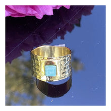 bague large dorée martelée en laiton avec pierre