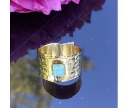 bague large dorée martelée en laiton avec pierre