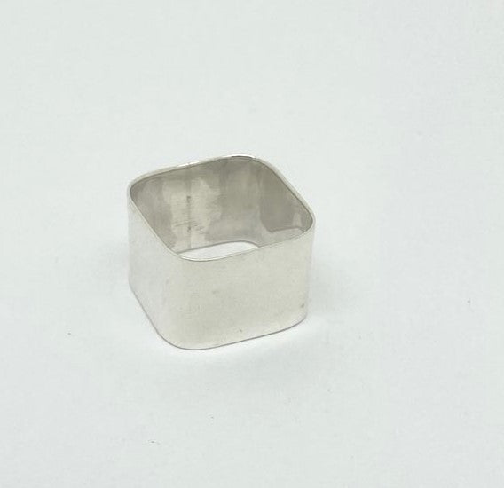 bague large et carrée, une bague hyper design