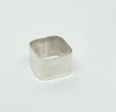 bague large et carrée, une bague hyper design