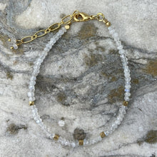 bracelet fin en pierre semi-précieuse au choix.