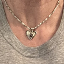 Pendentif argent coeur avec grenat , création Princesses d'argent