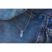 Collier doré avec cristal de roche