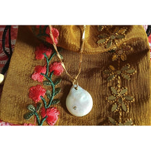 Collier doré avec perle baroque, tendance précieuse