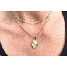 collier fin et long , chaîne avec goutte de préhnite