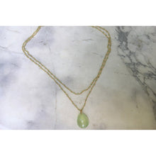 collier fin et long , chaîne avec goutte de préhnite