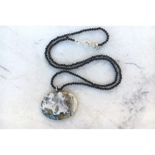 collier noir et jaspe paysage