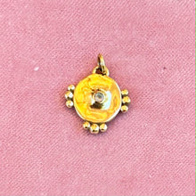 Pendentif Rond Doré & Pierre Fine – Éclat & Élégance