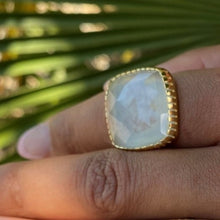 Grosse bague dorée Artisanale avec cristal sur calcédoine-Atelier JaÏpur