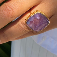 Grosse bague dorée Artisanale avec cristal et améthyste-Atelier Jaïpur