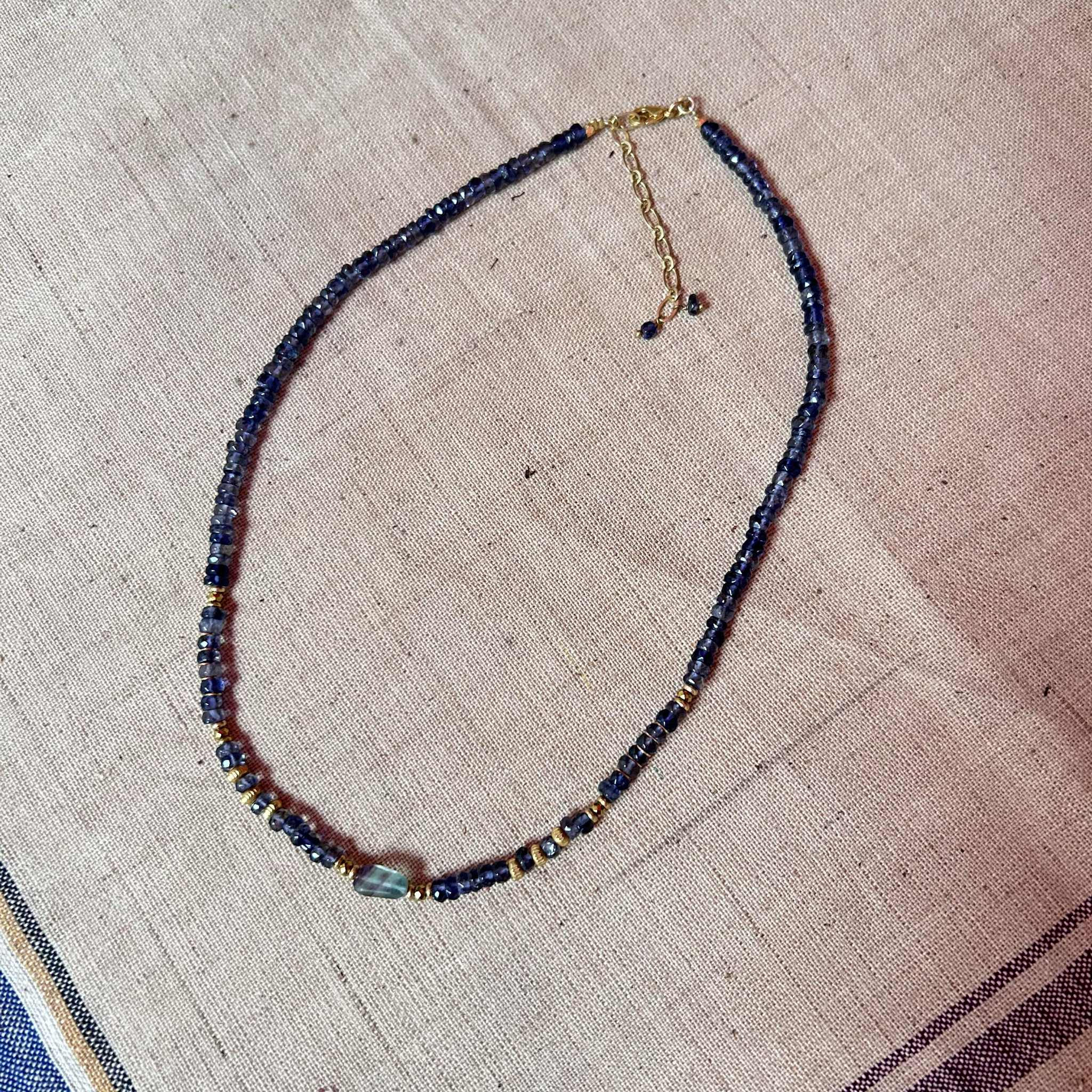 Collier artisanal en iolite bleue et fluorite centrale, perles de laiton doré – bijou fait main Princesses d’Argent