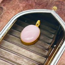 Pendentif ovale en opale rose du Pérou :la simplicité