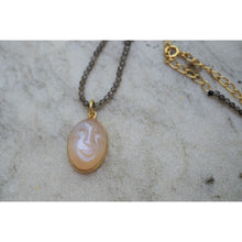 ras de cou talisman avec pierre de lune gravée