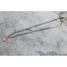 ras de cou talisman avec pierre de lune gravée