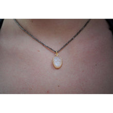 ras de cou talisman avec pierre de lune gravée